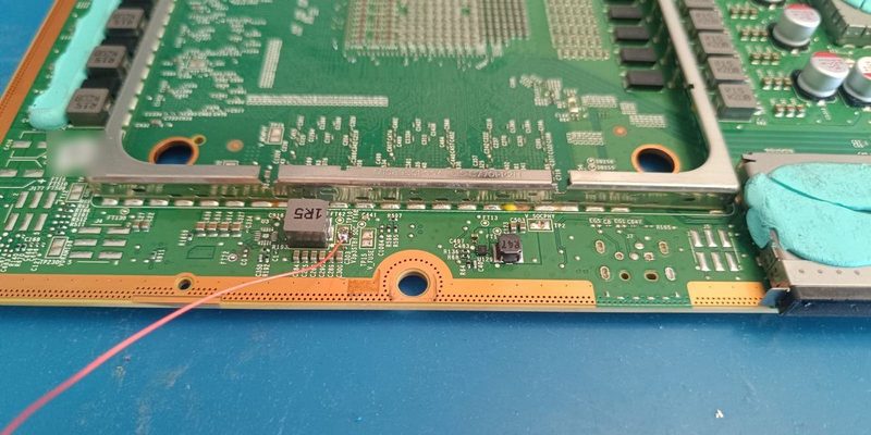 Fio soldado na placa da Xbox para injeção de tensão